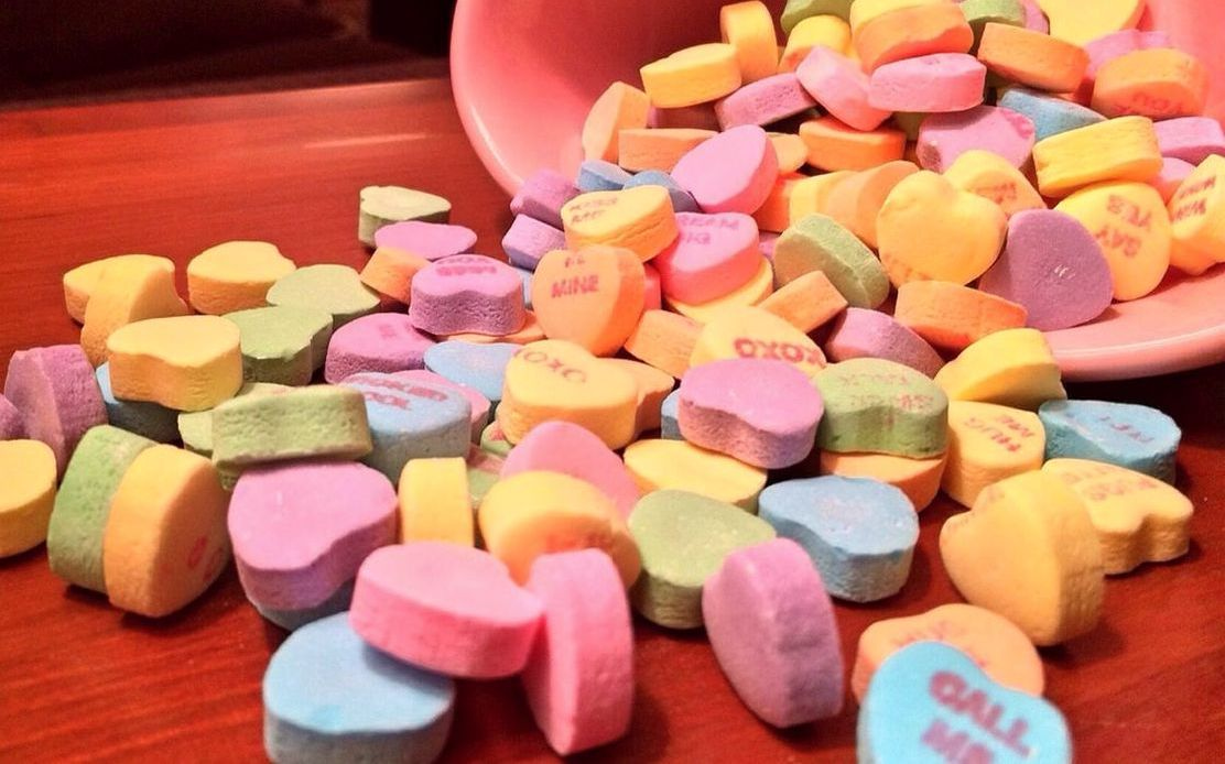 Mehrfarbige Bonbons in einem rustikalen Papierbeutel