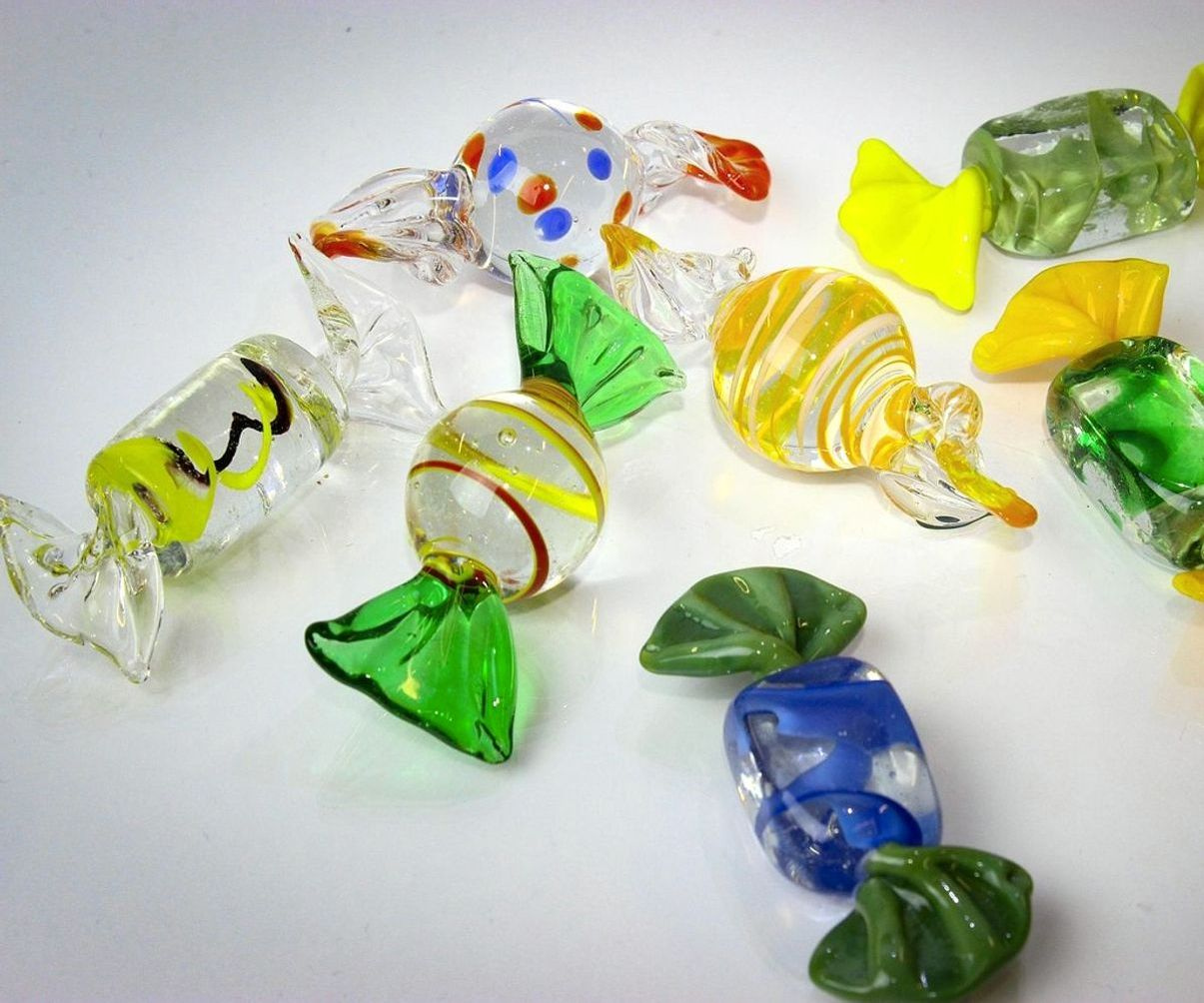 Handwerklich hergestellte Gummibärchen in verschiedenen Farben