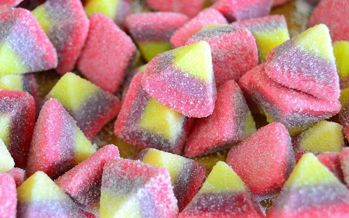 Ein weiches Fruchtgummi auf weißem Teller
