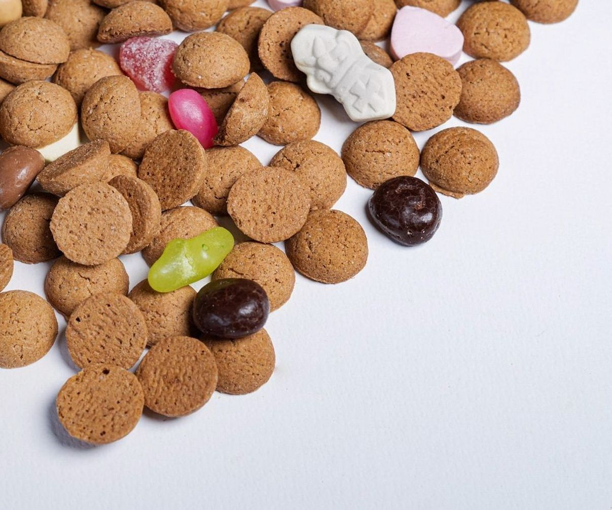 Süßigkeitenvielfalt im Regal – bunte Bonbons, Schokolade und Konfekt